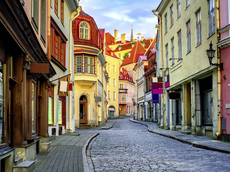 Auf unserer 10-tägigen Reise durch die baltischen Länder bewundern wir die malerische Altstadt von Estlands Hauptstadt Tallinn in der Abendsonne.