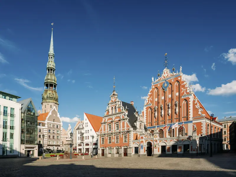 Rigas Altstadt mit dem weltberühmten Schwarzhäupterhaus ist nur eines der vielen Highlights auf unserer Reise durch das Baltikum.