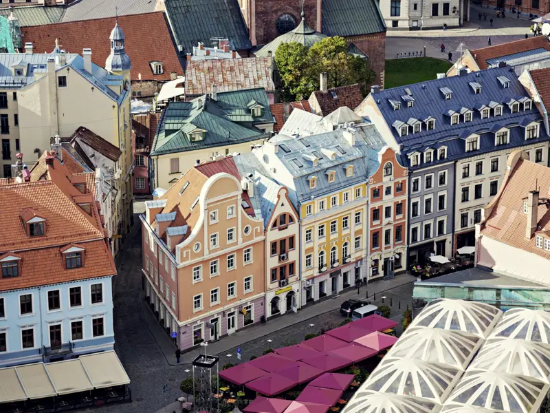Auch die denkmalgeschützten Häuser in Rigas Altstadt sehen wir auf der Wander-Studienreise durchs Baltikum.