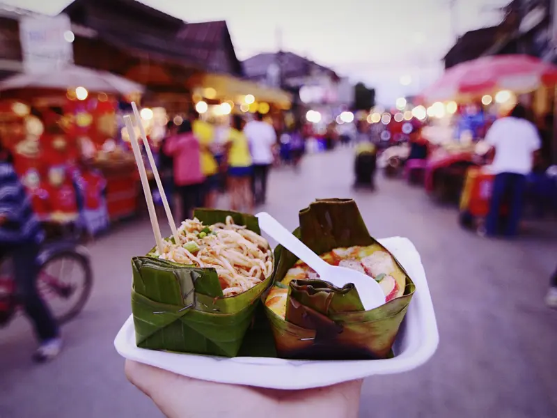 Die Garküchen in Thailand bieten köstliches Streetfood, das wir auf unserer Reise für Singles und Alleinreisende probieren.
