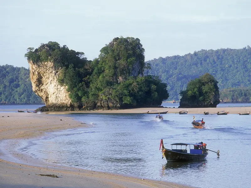 Auf unserer Reise für Singles und Alleinreisende durch Thailand unternehmen wir auch Bootsfahrten.