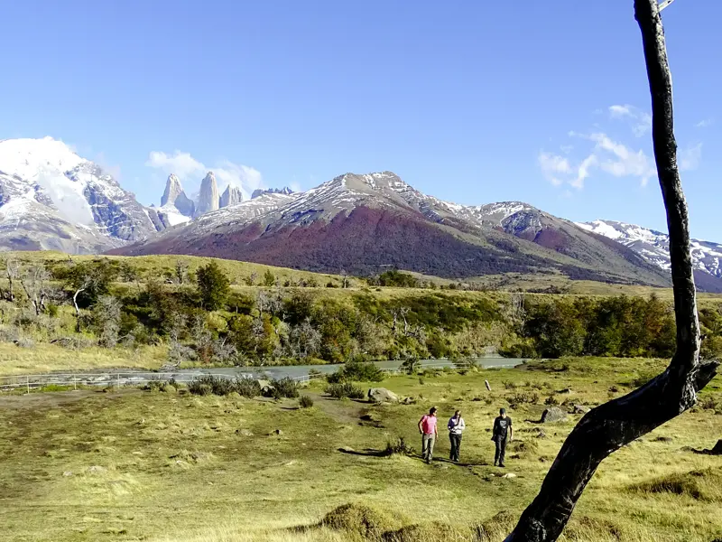 Schroffe Granitzinnen, eisbedeckte Gipfel, malachitgrüne Seen und Fjorde, die in allen Blautönen schimmern: Auf unserer Reise durch Südchile und Patagonien eröffnen sich uns spektakuläre Fotomotive auf unseren Wanderungen im Nationalpark Torres del Paine.