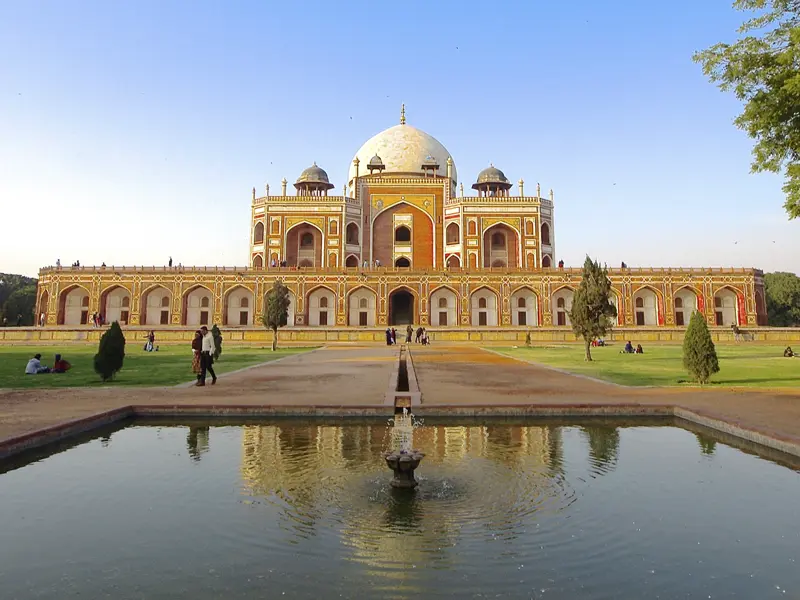 Auf unserer Klassik-Studienreise zu Indiens Höhepunkten besuchen wir in Delhi auch das  Grabmal des Humayun (UNESCO-Welterbe), des  ersten Mogulkaisers von Indien.