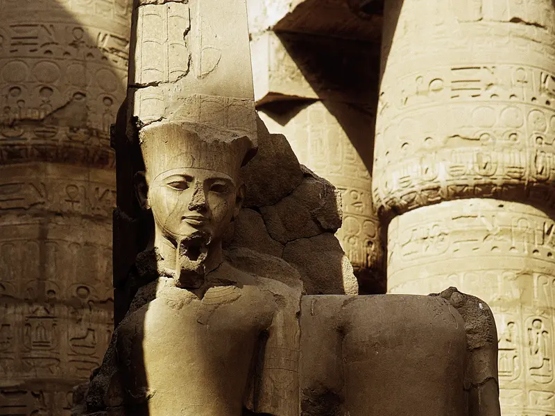 Die Baukunst der alten Ägypter beeindruckt uns im Karnak-Tempel von Luxor, wohin uns unsere Studiosus-Rundreise in kleiner Gruppe bringt.