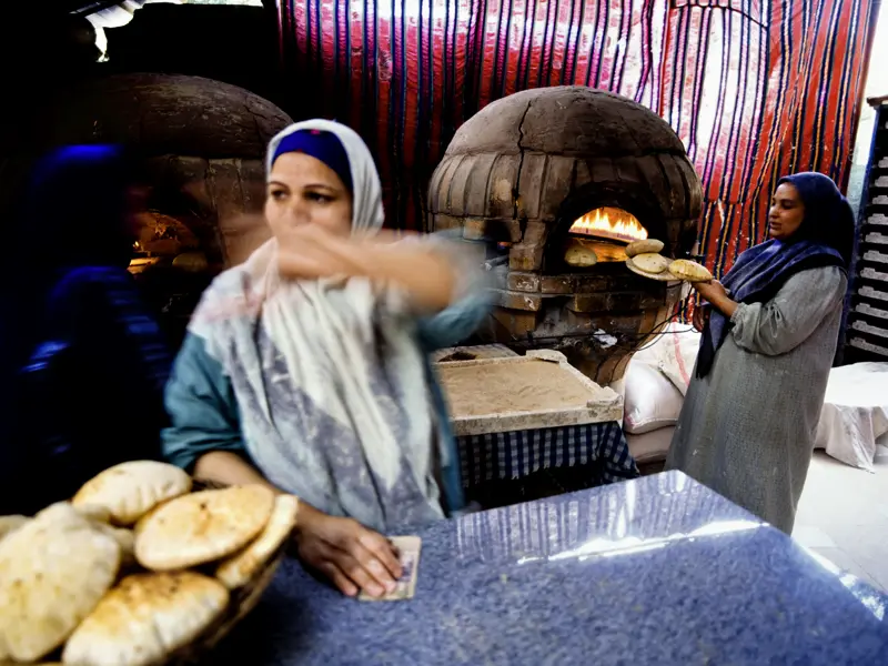 Auf unserer Studiosus-Rundreise in kleiner Gruppe durch Ägypten lernen wir auf Landausflügen traditionelles Handwerk kennen und kosten von Hand gebackenes Brot.