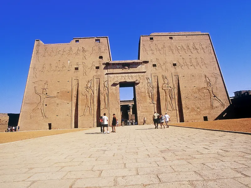 Auf unserer smart & small Reise nach Ägypten besuchen wir auch den Horus-Tempel von Edfu.