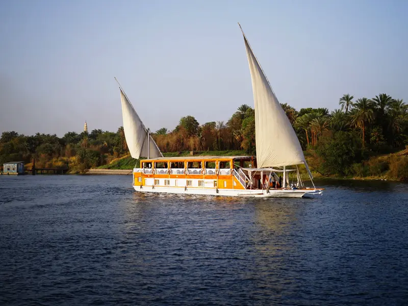 Die Dahabeya Amoura, ein kleines, aber feines Segelboot auf dem Nil, ihre Unterkunft für drei Nächte zwischen Assuan und Esna.