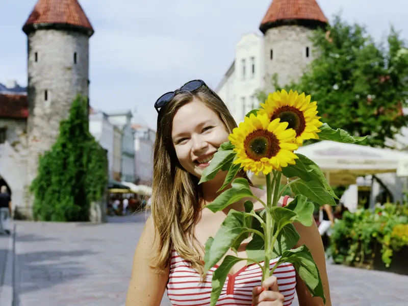 Auf unserer smart&small-Reise nach Estland erleben wir alle Höhepunkte des Landes. In Tallin werden wir von einer Estin mit Sonnenblumen begrüßt und starten zu unserem Stadtrundgang.