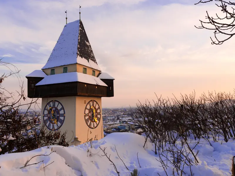 Den Uhrturm, eines der Wahrzeichen von Graz, sehen wir auf unserer me&more-Silvesterreise in die Hauptstadt der Steiermark. Unser Silvester-Dinner nehmen wir mit unserer Gruppe aus Singles und Alleinreisenden in einem stilvollen Restaurant auf dem Schlossberg ein, ganz in der Nähe des Turms.