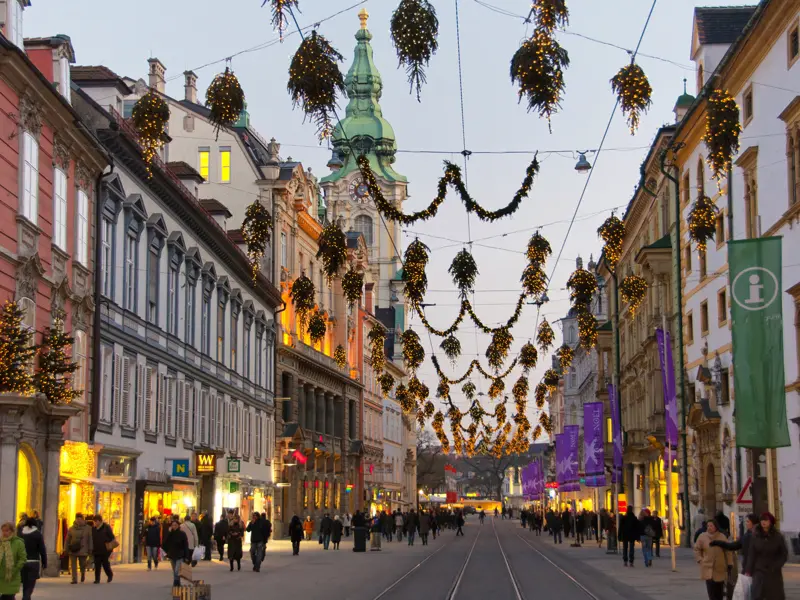 Stimmungsvoll präsentiert sich die weihnachtlich geschmückte Stadtallee in Graz. Auf unserer me&more-Reise bleibt genug Zeit zum Bummel durch die Geschäfte - allein oder mit anderen Singles und Alleinreisenden aus der Gruppe.