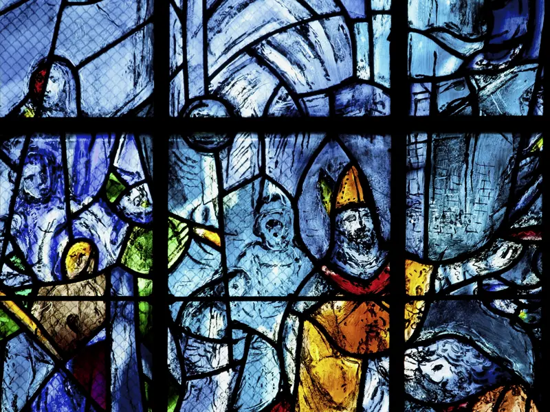 Der Künstler Marc Chagall gestaltete diese Kirchenfenster der Notre-Dame von Reims.