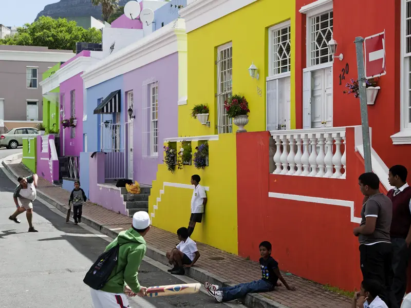 Kricketspieler in einer Straße in Bo Kaap. Auf unserer Großen Studienreise durch Südafrika verbringen wir drei Tage in Kapstadt und können hier, im Malaienviertel, beispielsweise einen kleinen Kochkurs machen.