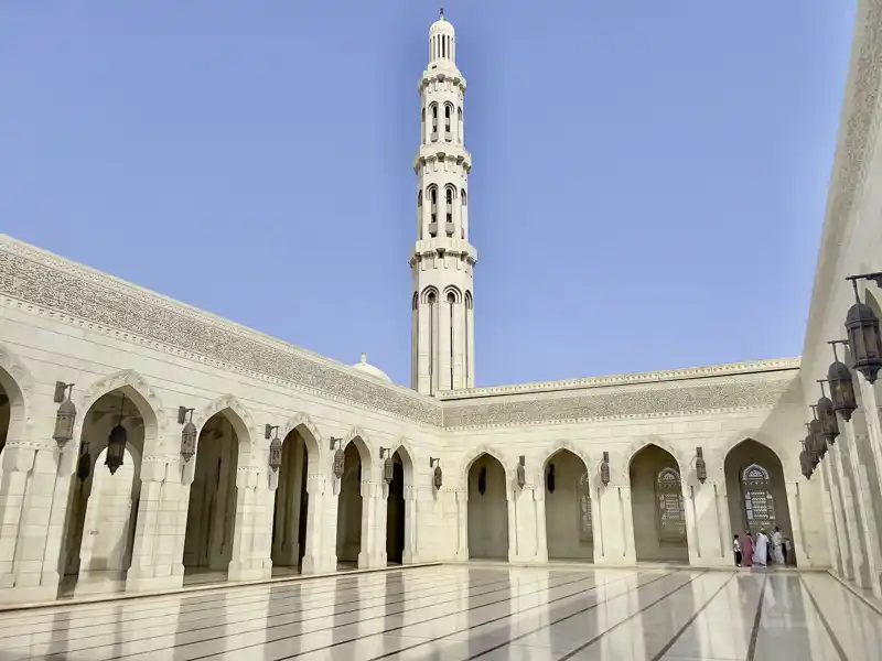 Bei unserer umfassenden Studienreise durch den Oman darf ein Besuch in der Sultan-Qaboos-Moschee von Maskat nicht fehlen!