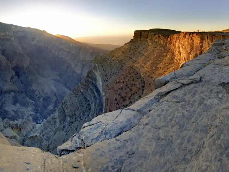 Bei unserer umfassenden Reise in den Oman erleben Sie, wie die Nachmittagssonne den Gipfel des Dschebel Schems sowie die Berge rundum in ein goldenes Licht taucht.