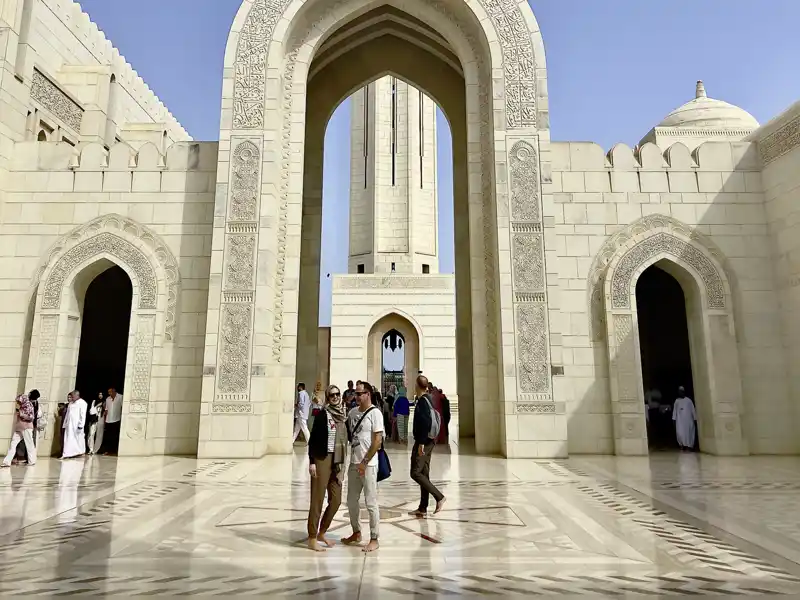 Während unserer Studienreise in den Oman besuchen wir in Masket die eindrucksvolle Sultan-Qaboos-Moschee.