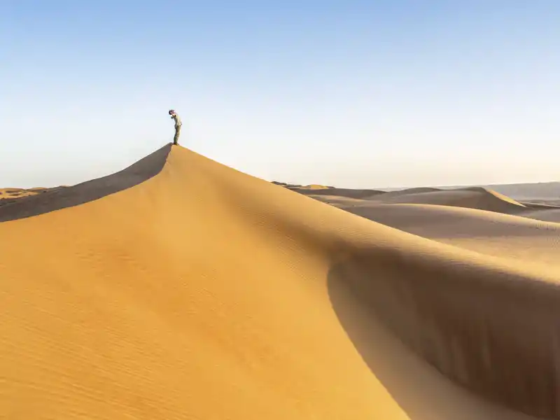 Farbenspiele in  der Wahiba-Sands-Wüste im Oman kurz vor Sonnenuntergang - zu erleben auf unserer Rundreise durch das Land.