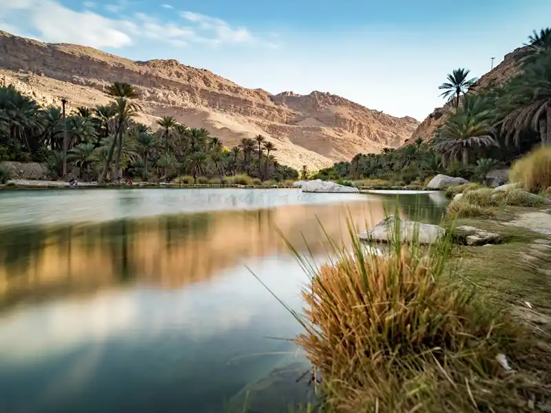 Das Wadi Bani Khalid ist ein umschwärmter Star unter den omanischen Wadis, wie man die wasserführenden Täler nennt.