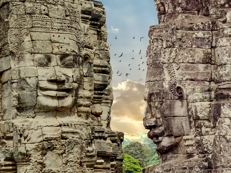 Ein Höhepunkt Ihrer Rundreise durch Indochina ist der Besuch von Angkor, wo Sie am Bayon-Tempel steinerne Gesichter geheimnisvoll anlächeln.