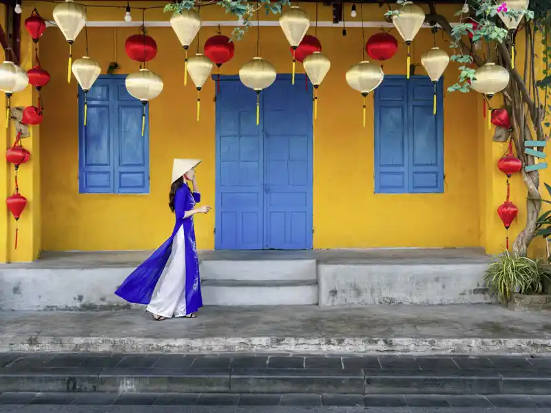 Auf unserer Studienreise durch Indochina lernen wir die Traditonen der Länder kennen. Hier eine junge Vietnamesin in traditioneller Kleidung.