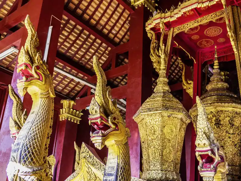 Luang Prabang, eine der Stationen auf unserer Studienreise durch Indochina und für viele einer der schönsten Orte Südostasiens mit golden glänzenden Dächern der zahlreichen Klöster. Beeindruckend auch: der Tempel Wat Xieng in Laos.