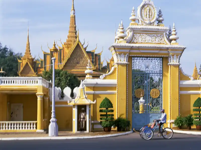 Viele Entdeckungen auf unserer 18-tägigen Studienreise durch Kambodscha, Laos und Thailand auch in Phnom Penh: Im Königspalast mit seinen pagodenartigen Dächern residiert König Norodom Sihamoni in glamourösem Ambiente: Dächer, Tempelschmuck und Geschmeide - hier ist alles Gold, was glänzt. Wir schauen hinter die Palastkulissen und nebenan in der Silberpagode dem diamantengeschmückten Buddha tief in die Augen.