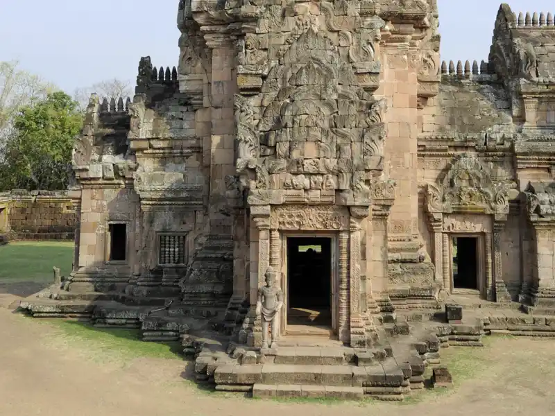 Auf dem Tempelberg Phnom Rung in Thailand, einem erloschenem Vulkan, nimmt Sie Ihr Reiseleiter mit auf Zeitreise in die Welt der Khmer. Er ist eine der ersten Stationen Ihrer klassischen Studienreise, deren grandioses Finale die Tempelwelt Angkors ist.