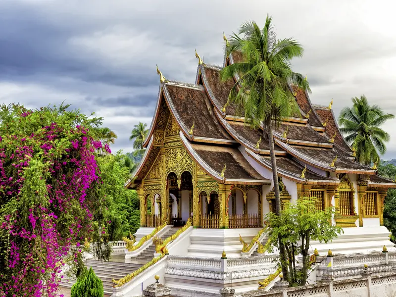 In Luang Prabang besichtigen wir auf unserer Studienreise durch Laos auch den Tempel Wat Xieng Thong mit seiner einzigartigen Architektur. Wir lernen etwas über die Geschichte der alten Tempelanlage.