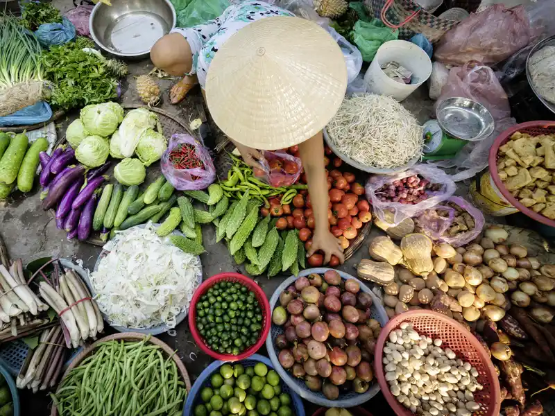 Auf unserer Studienreise durch Vietnam und Kambodscha haben wir die Möglichkeit, lokale Märkte zu besuchen und die Einheimischen beim Einkauf zu beobachten.