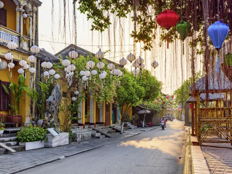 Bei einem Spaziergang durch die Altstadt von Hoi An (UNESCO-Welterbe) während unserer Studienreise durch Indochina erinnern alte Kaufmannshäuser an die glorreiche Vergangenheit der Hafenstadt.