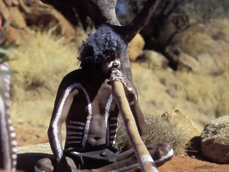 Auf unserer Studienreise Australien - Höhepunkte des Kontinents lernen wir in Kuranda das Didgeridoo, das traditionelle Blasinstrument der Aborigines, zu bedienen.