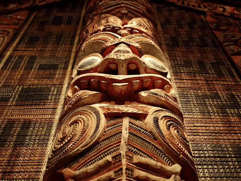 Auf dieser Studienreise  begegnet uns auch die Kultur der Maori, der Ureinwohner Neuseelands, wie hier im War-Memorial-Museum in Auckland.