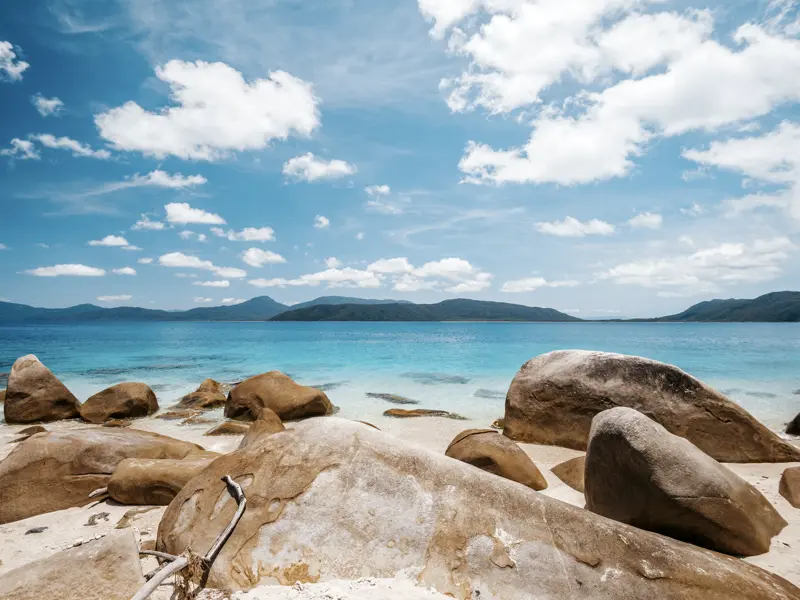 Auf unserer Studienreise Australien - die Große Australienreise gönnen wir uns auch entspannende Stunden, so in Cairns in Queensland. Zwischendurch können Sie die Unterwasserwelt des Great Barrier Reef im Glasbodenboot oder mit Flossen und Schnorchel erkunden. Gehen Sie auf maritime Entdeckungsreise!