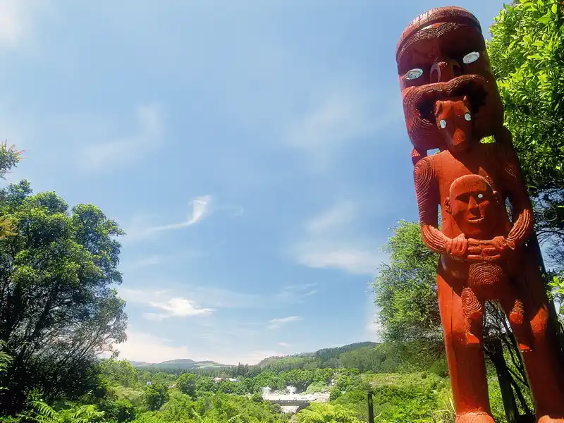 Auf unserer Wanderstudienreise nach Neuseeland haben wir Kontakt zu den Maori, den Ureinwohneren, die in Rotorua auf der Nordinsel für ihre Schnitzkunst berühmt sind.