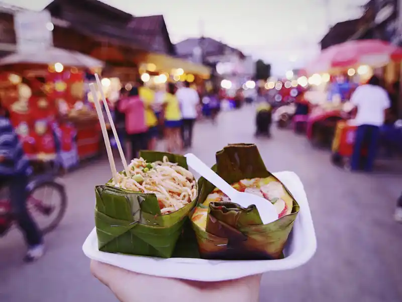 Die Garküchen in Thailand bieten köstliches Streetfood, das wir auf unserer Reise für Singles und Alleinreisende probieren.