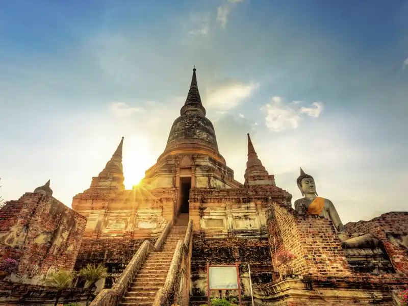 Auf unserer Singlereise nach Thailand besuchen wir die alte Königsstadt Ayutthaya mit ihren Tempelfeldern. Hier der Tempel Wat Phra Si Sanphet mit seinen glockenförmigen Reliquientürmen.