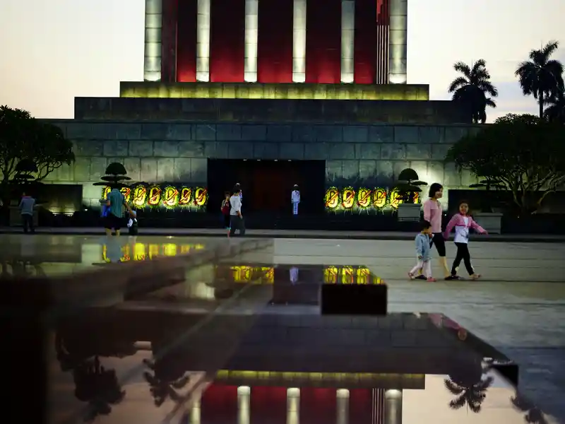 Das Ho-Chi-Minh-Mausoleum in Hanoi sehen wir auf unserer Rundreise durch Vietnam von außen - hierhin pilgern vor allem die Vietnamesen.