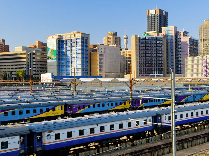 Ein Ausflug während unserer Rundreise in kleiner Gruppe durch Südafrika bringt uns auch nach Johannesburg. Die Skyline der Sadt wird nur vom Telkom Joburg Tower übertrumpft, einem 270 m hohen Fernsehturm im Zentrum.