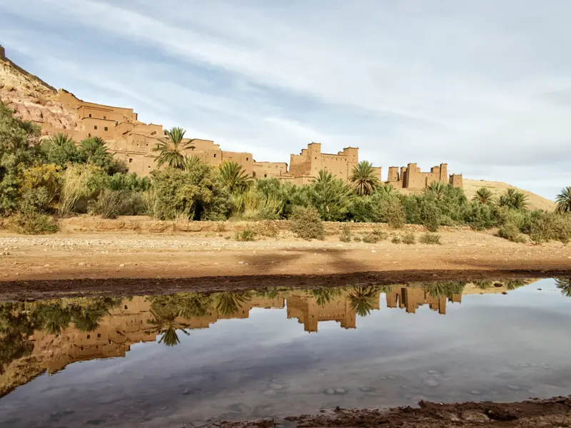 Der Ksar, die Wehrburg, von Ait Benhaddou, ist die berühmteste dieser Art in Marokko und aufgrund ihrer Lage und ihres traditionellen Aufbaus immer wieder eine beliebte Filmkulisse, zum Beispiel für den Film "Gladiator". Auf unserer Studienreise durch Marokko statten wir auch AIt Benhaddou einen Besuch ab.