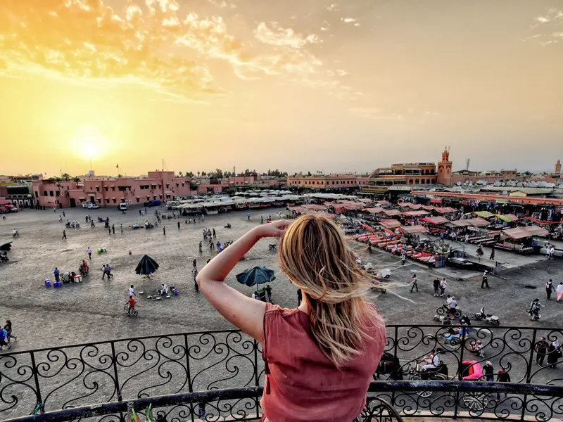 Auf unserer Studienreise durch Marokko erkunden wir in Marrakesch die Altstadt (Medina) und den Hauptplatz Djemmaa el-Fna, einen der außergewöhnlichsten Marktplätze der Welt.