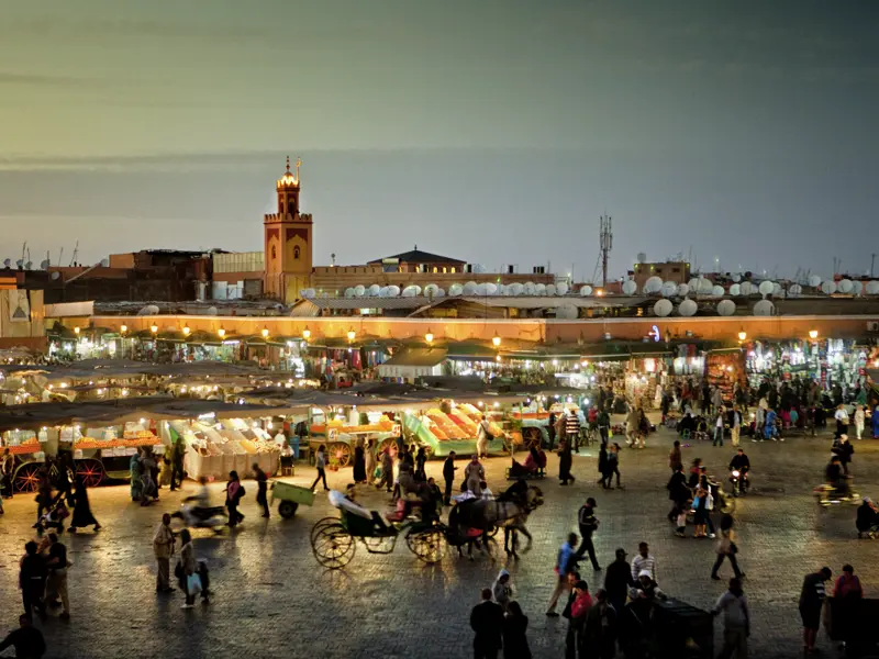 Mit Einbruch der Dunkelheit füllt sich der Djemaa el¿Fna in Marrakesch, einer der außergewöhnlichsten Marktplätze der Welt, mit Gauklern, Wahrsagern, Schlangenbeschwörern und Händlern. Zahlreiche Garküchen werden aufgebaut, und schon bald ist der Platz erfüllt von orientalischen Aromen!