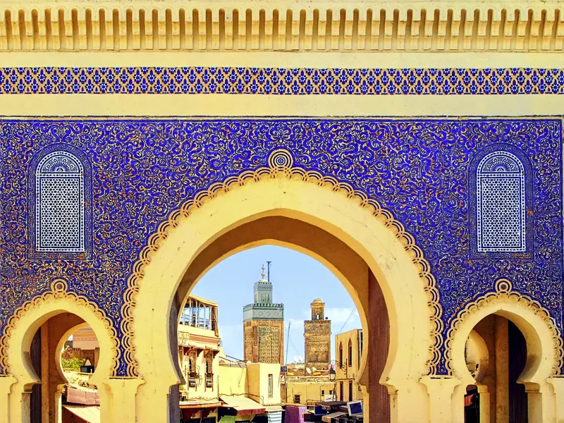 Durch das Stadttor Bab Boujeloud lotst Sie Ihr Studiosus-Reiseleiter ins Labyrinth der Altstadtgassen von Fes, wo Sie Tausendundeine Verführung erwartet: Gewürze, Obst, Kleidung, Kunsthandwerk und vieles andere mehr. Machen Sie sich bereit für ein Fest der Sinne!