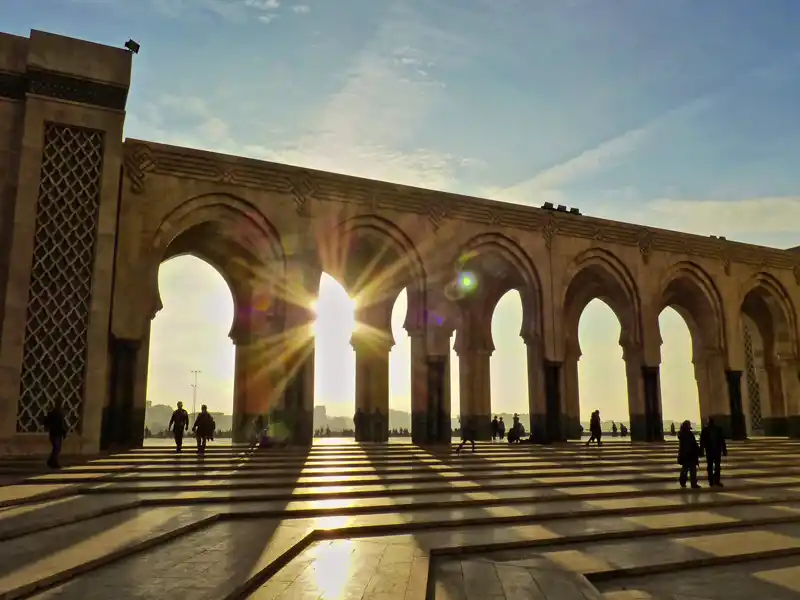 Ein Höhepunkt auf Ihrer Rundreise durch Marokko: die riesige Moschee Hassan II. in Casablanca. Das Geschenk des Königs an sein Volk ist eines der größten muslimischen Gotteshäuser der Welt.