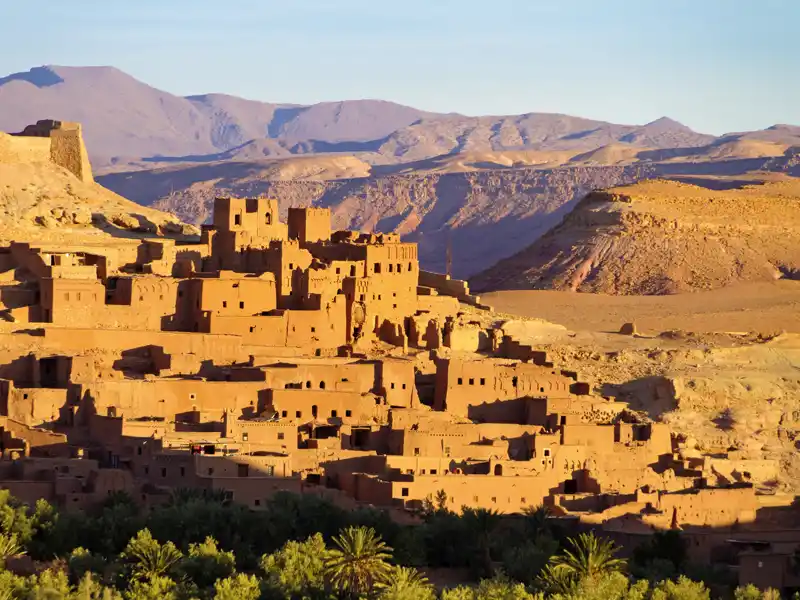 Ein Höhepunkt jeder Studienreise nach Marokko ist ein Besuch in Ait Benhaddou. Es ist das vielleicht schönste der Ksar genannten Wehrdörfer und diente schon häufig als Filmkulisse.