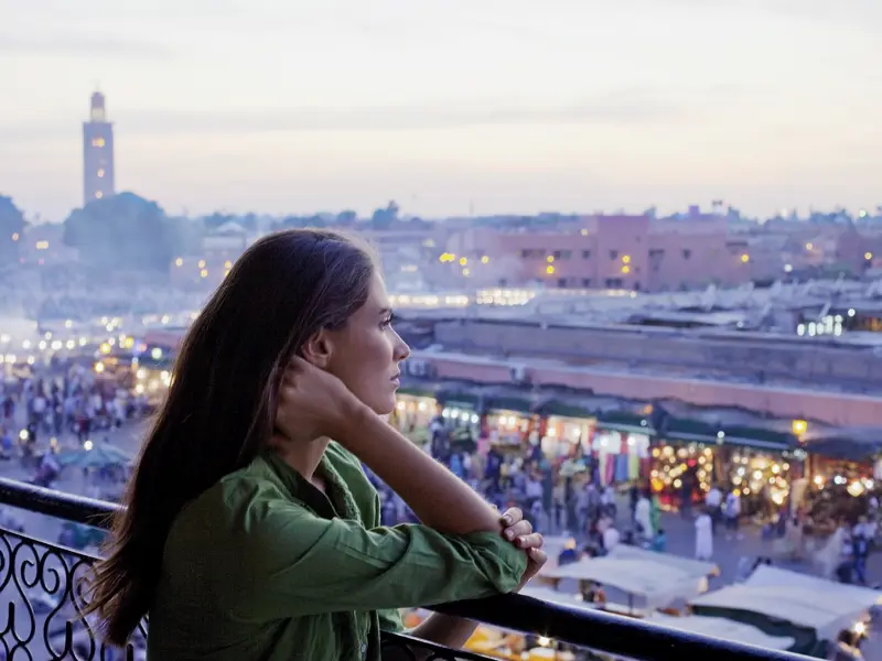 Auf unserer Rundreise durch Marokko besuchen wir gemeinsam mit anderen Singles und Alleinreisenden den Hauptplatz von Marrakesch, Djemma el-Fna. Den besten Überblick hat man von einem der vielen Teehäuser mit Dachterrasse.