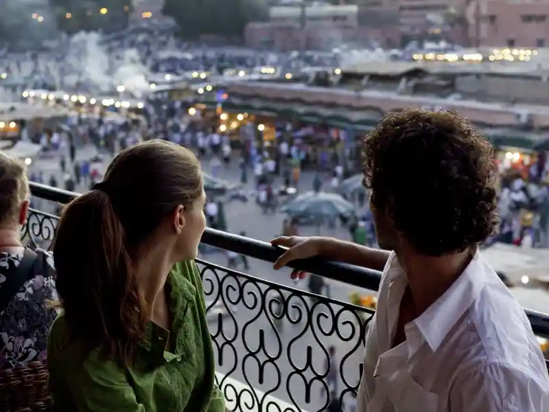 In Marrakesch entführt Sie Ihr Studiosus-Reiseleiter auch zum Djemaa el-Fna, dem Platz der Gaukler. Von der Terrasse eines der vielen Cafés haben wir den Logenblick auf das Spektakel der Wunderheiler, Schlangenbeschwörer, Hennamaler und Garküchenmeister und tauchen bei Thé à la Menthe, dem marokkanischen Minztee, mit allen Sinnen in das faszinierende Marrakesch ein.