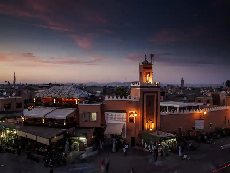 Auf unserer Städtereise nach Marrakesch erleben wir den Hauptplatz Djemaa el-Fna (Gauklerplatz) und blicken im Abendlicht von einer der vielen Teehaus-Terrassen rund um den Platz auf das Markttreiben.