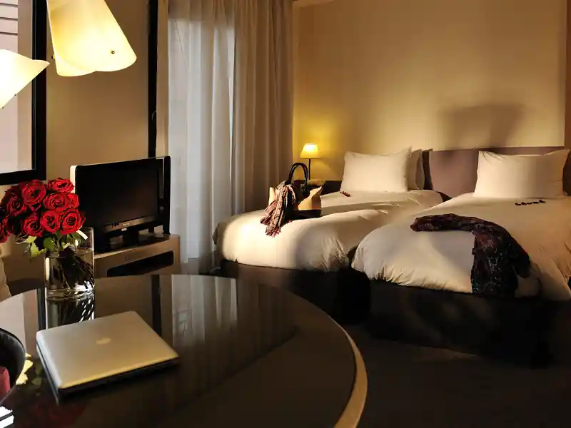 Die 112 großzügigen Zimmer des Novotel Hivernage in Marrakesch sind ansprechend eingerichtet und bieten modernsten Komfort mit Klimaanlage, Sat.-TV, WLAN (kostenfrei), Minibar, Safe, Föhn sowie Kaffee- und Teeset.