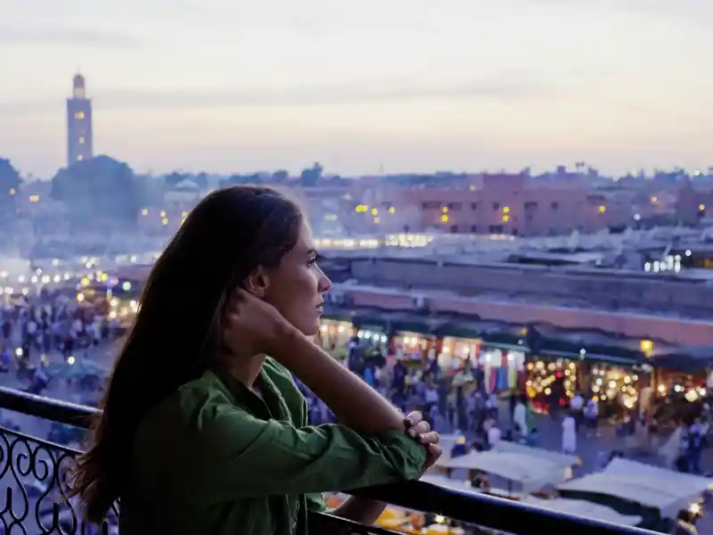 Auf unserer Rundreise durch Marokko besuchen wir den Hauptplatz von Marrakesch, den Djemmaa el-Fna. Den besten Überblick hat man von einem der vielen Teehäuser mit Dachterrasse.