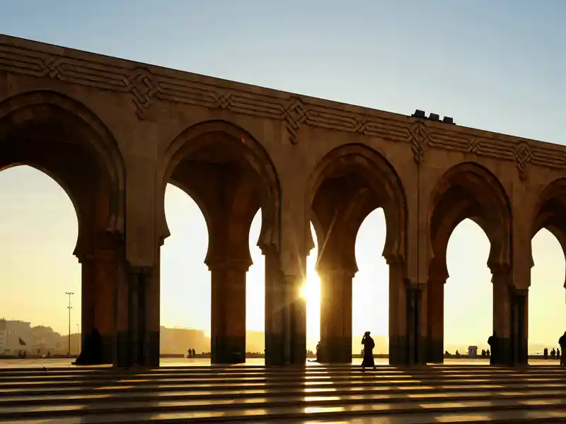 Unsere Rundreise durch Marokko beginnt in Casablanca, wo sich die Moschee Hassans II., eines der größten Gotteshäuser der Welt, befindet.