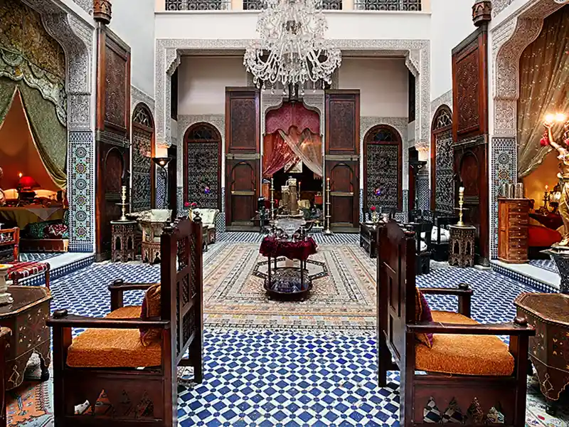 Mit unserer kleinen smart&small-Gruppe können wir auch in den traditionellen Riads, den Stadtpalästen, logieren, die von den Besitzern mit viel Liebe zum Detail in stimmungsvolle Hotels umgewandelt wurden. Zum Beispiel im Riad Arabesque in Fes.